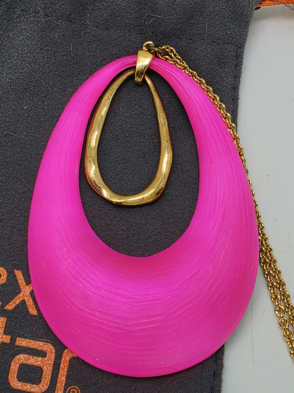 Alexis Bittar Hot Pink Lucite Large Teardrop Pendant Gold Tone Necklace Dust Bag